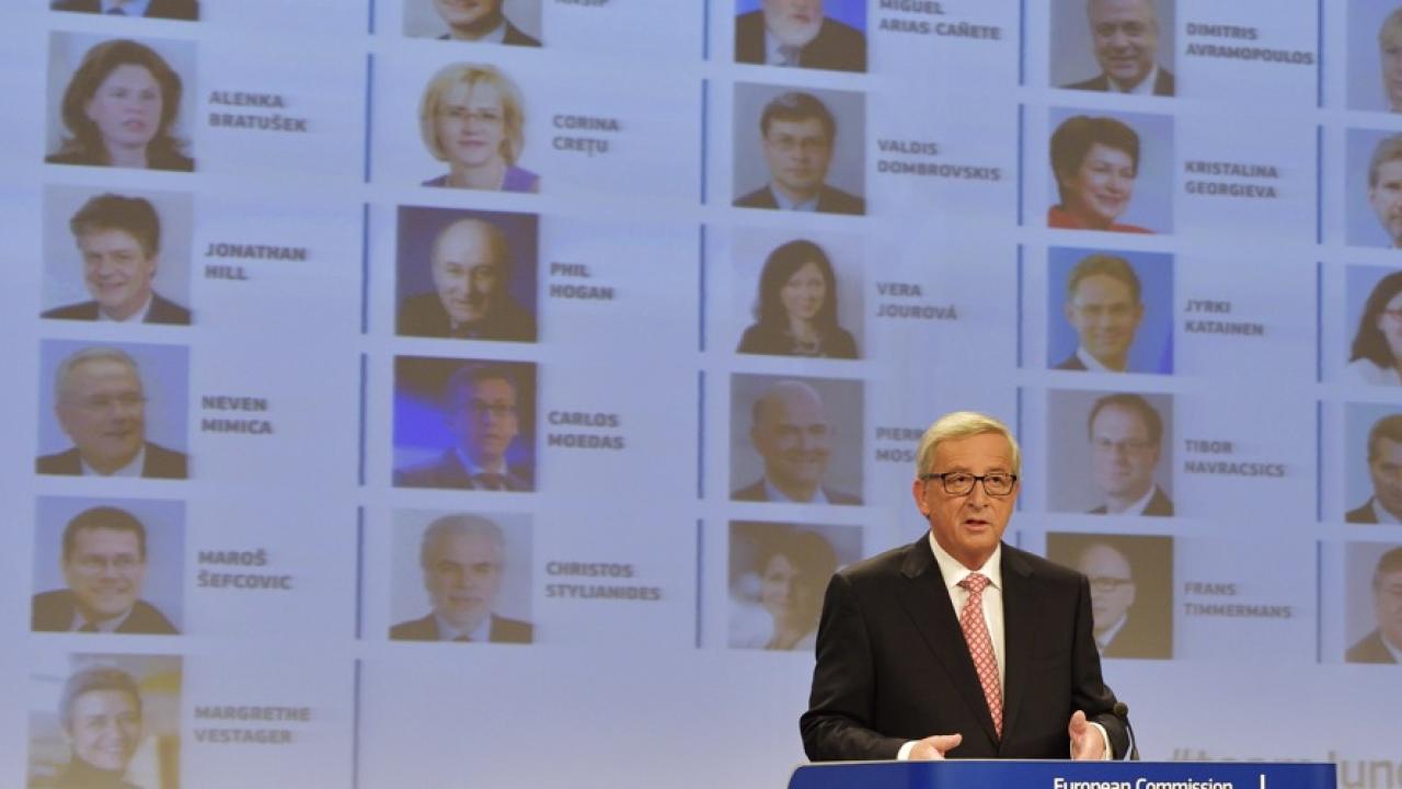 Jean-Claude Juncker presenterar den nya EU-kommissionen som sedan måste få sitt godkännande av EU-parlamentet.