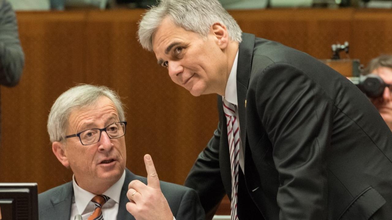 EU-kommissionens ordförande Jean-Claude Juncker i samtal med Österrikes förbundskansler Werner Faymann. Arkivbild.