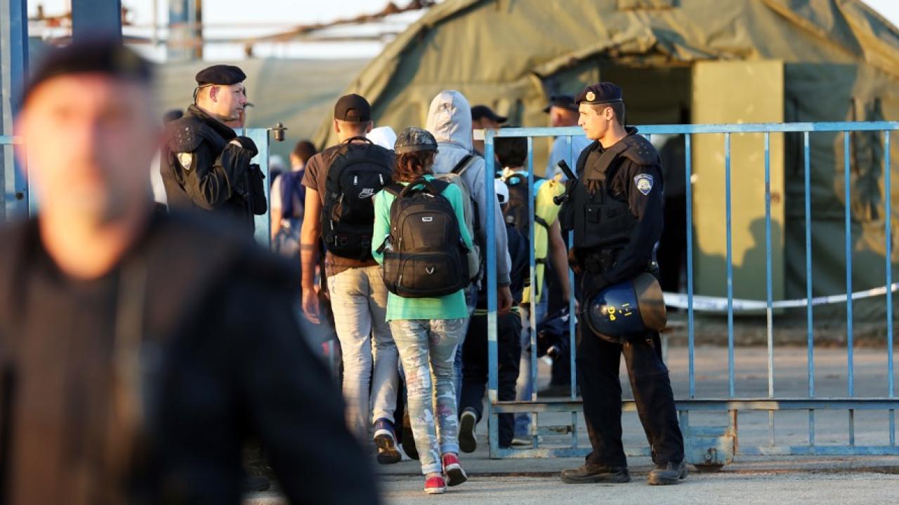 Flyktingar passerar en gränsövergång till Kroatien. Arkivbild.