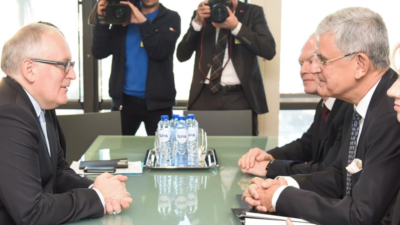 EU-kommissionens förste vice ordförande Frans Timmermans i samtal med Turkiets EU-minister Volkan Bozkır. Arkivbild.
