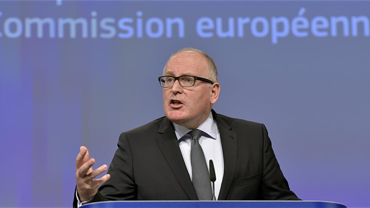 Den ansvarige EU-kommissionären, den nederländske socialdemokraten Frans Timmermans, vid onsdagens presskonferens.