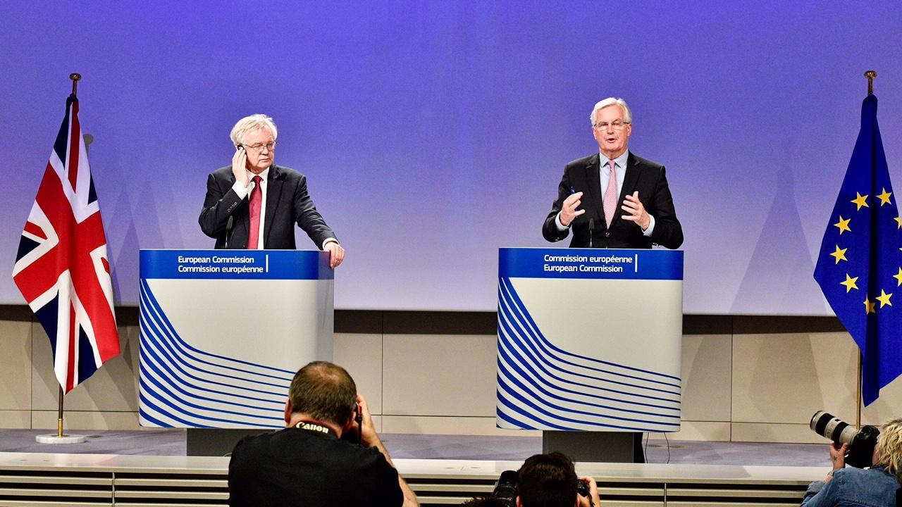 Storbritanniens brexitminister David Davis och EU:s chefsförhandlare Michel Barnier efter måndagens förhandlingar.