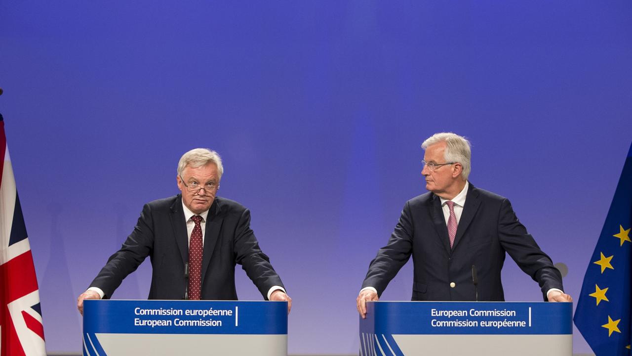 Storbritanniens brexitminister David Davis och EU:s chefsförhandlare Michel Barnier efter torsdagens förhandlingar.