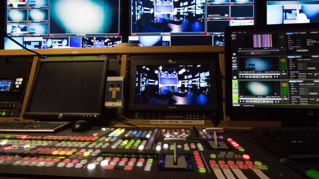 Ett kontrollbord i tvstudio, ej i Polen. 