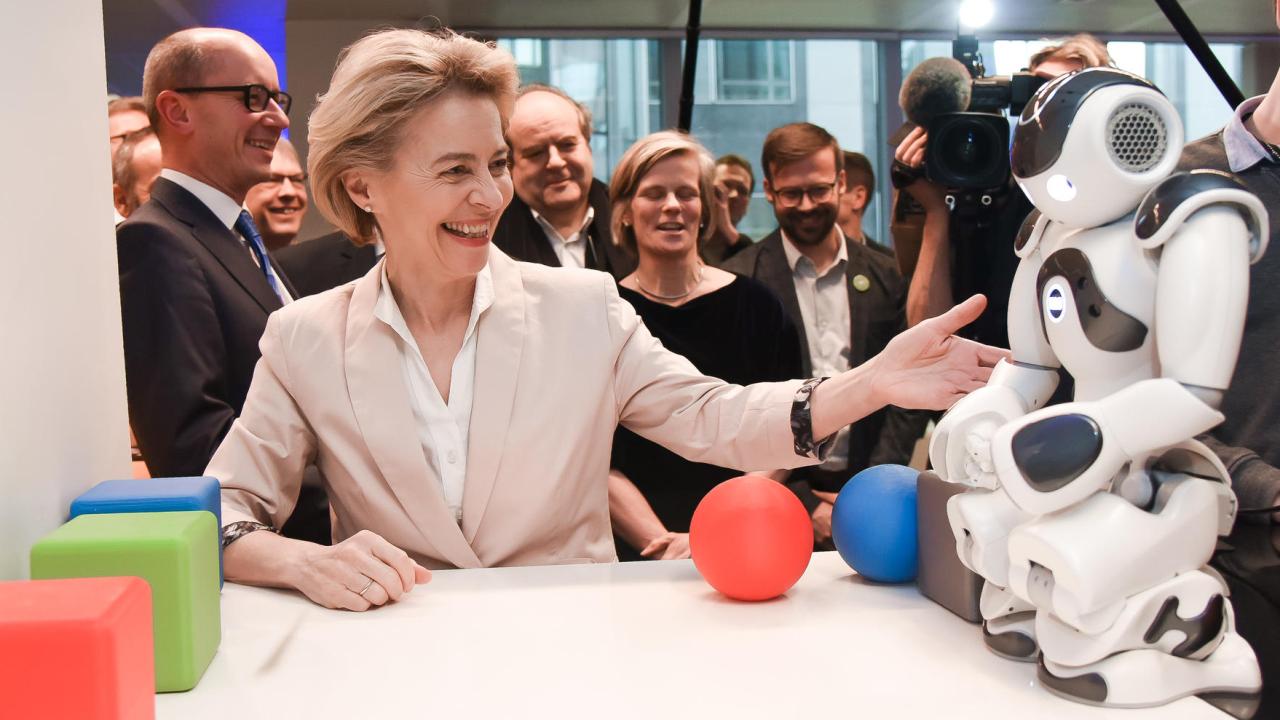 För EU-kommissionens ordförande Ursula von der Leyen är digitalisering och artificiell intelligens några av EU:s största utmaningar och möjligheter. Arkivbild.