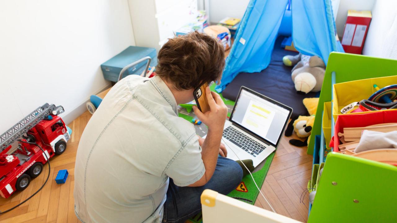 Brukar du känna en plikt att svara på e-post, sms eller samtal efter arbetstid? Det är du inte ensam om. Nu vill parlamentet stärka de anställdas rättigheter till ostörd fritid.