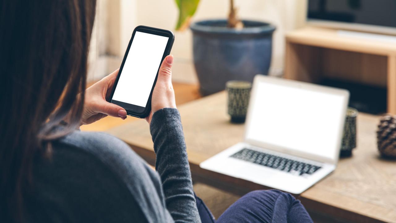 Europeiska fackföreningar och arbetsgivare vill ha tydliga bindande regler kring distansarbete och löntagares rätt till att “koppla ner”.