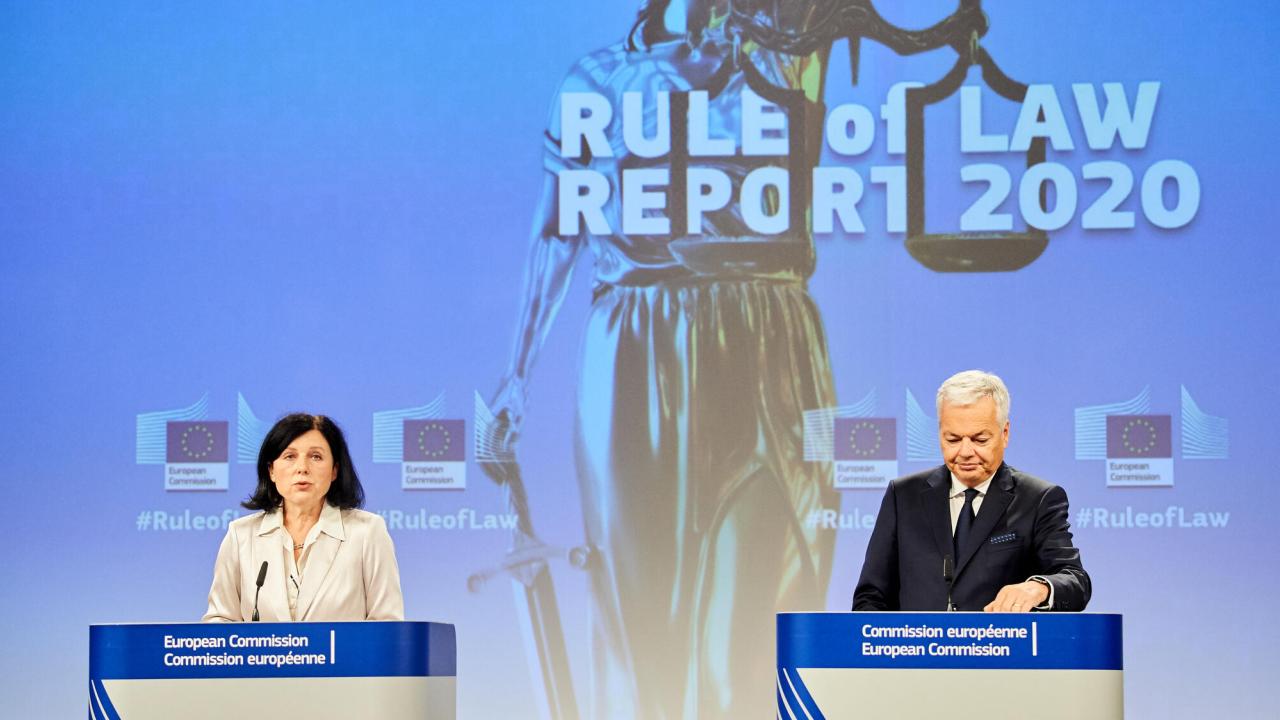 EU-kommissionärer Věra Jourová och Didier Reynders under onsdagens presskonferens. 
