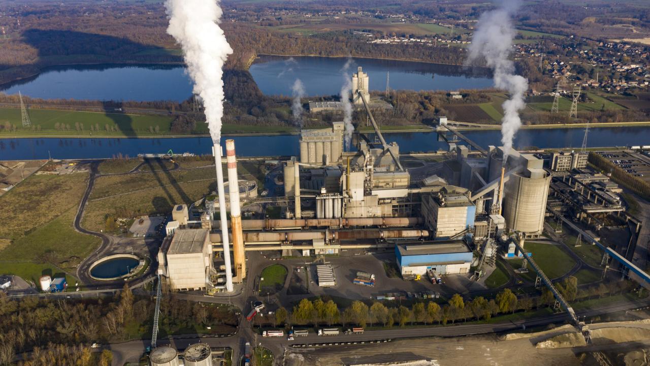 En cementfabrik i belgiska Obourg. Arkivbild.