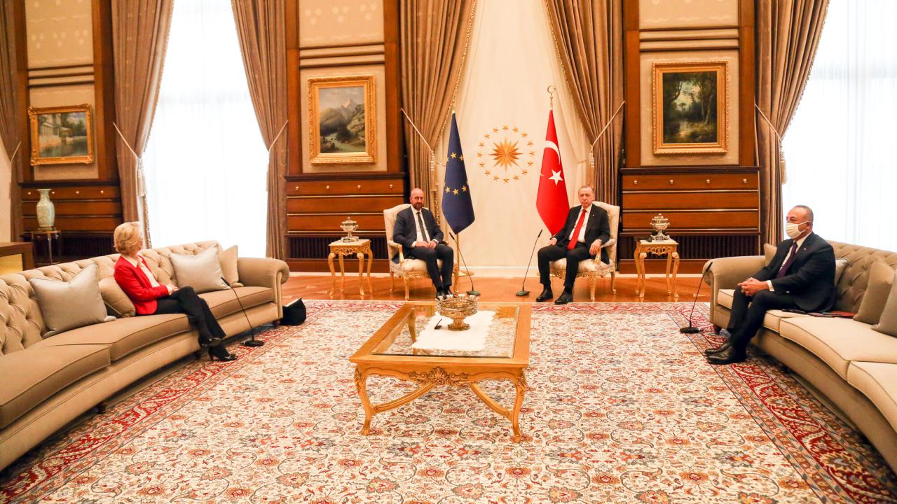 EU-kommissionens ordförande Ursula von der Leyen i soffan till vänster. I var sin stol bredvid varandra: Europeiska rådets ordförande Charles Michel till vänster och Turkiets president Recep Tayyip Erdoğan till höger. 