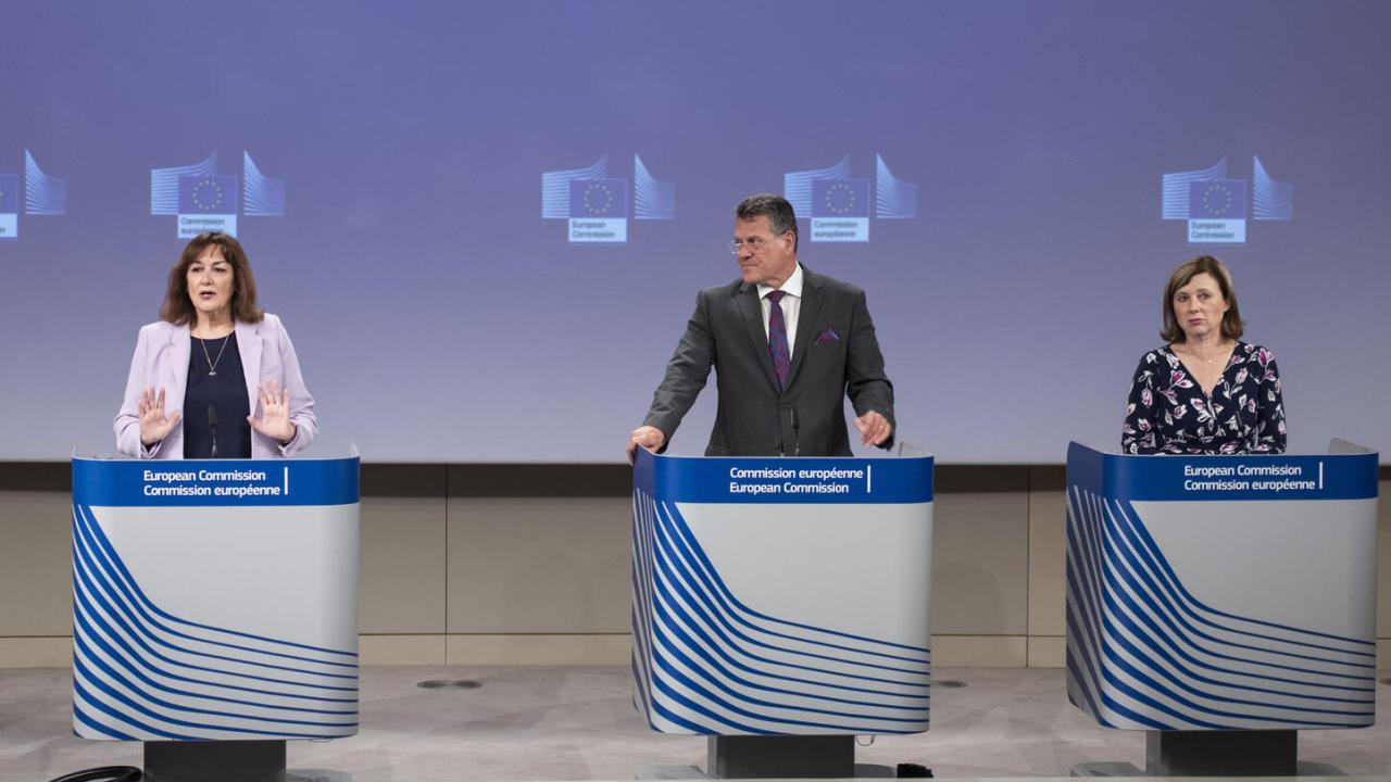 EU-kommissionärer Dubravka Šuica, Maroš Šefčovič och Věra Jourová. Arkivbild.