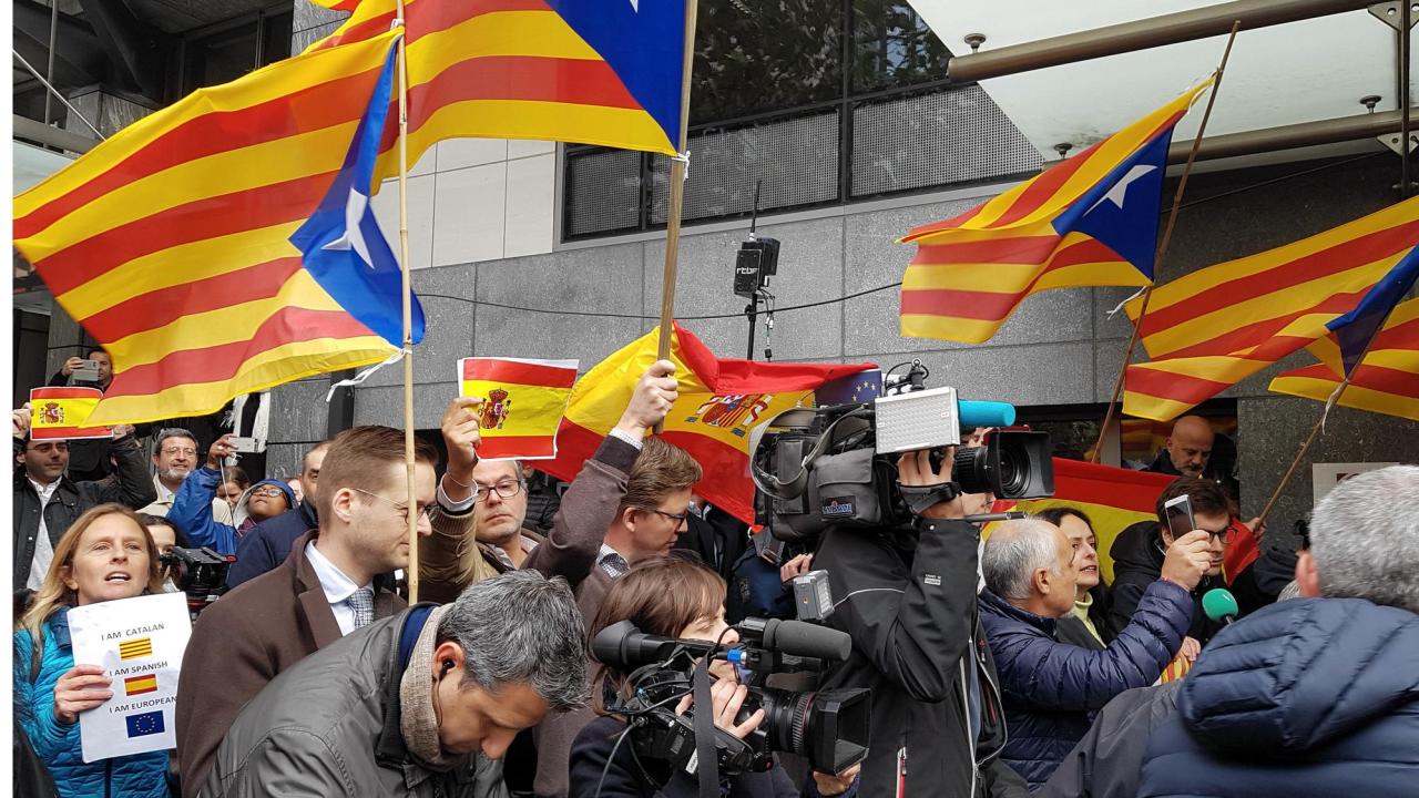"Fegis!" "Leve Spanien" skanderade demonstranter när Puigdemont kom till Bryssel. 