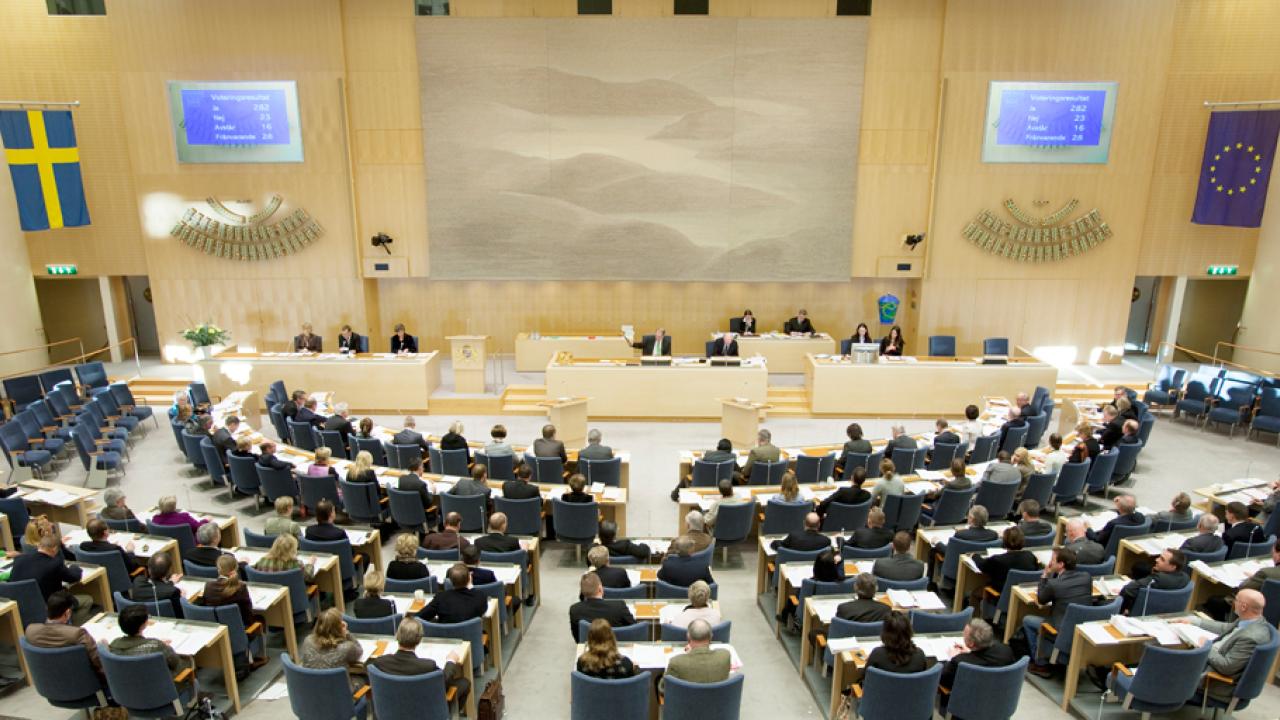 Flera parlamentet diskuterar nu Monti II och brott mot subsidiaritetsprincipen. Det bör även riksdagen göra, anser skribenterna.