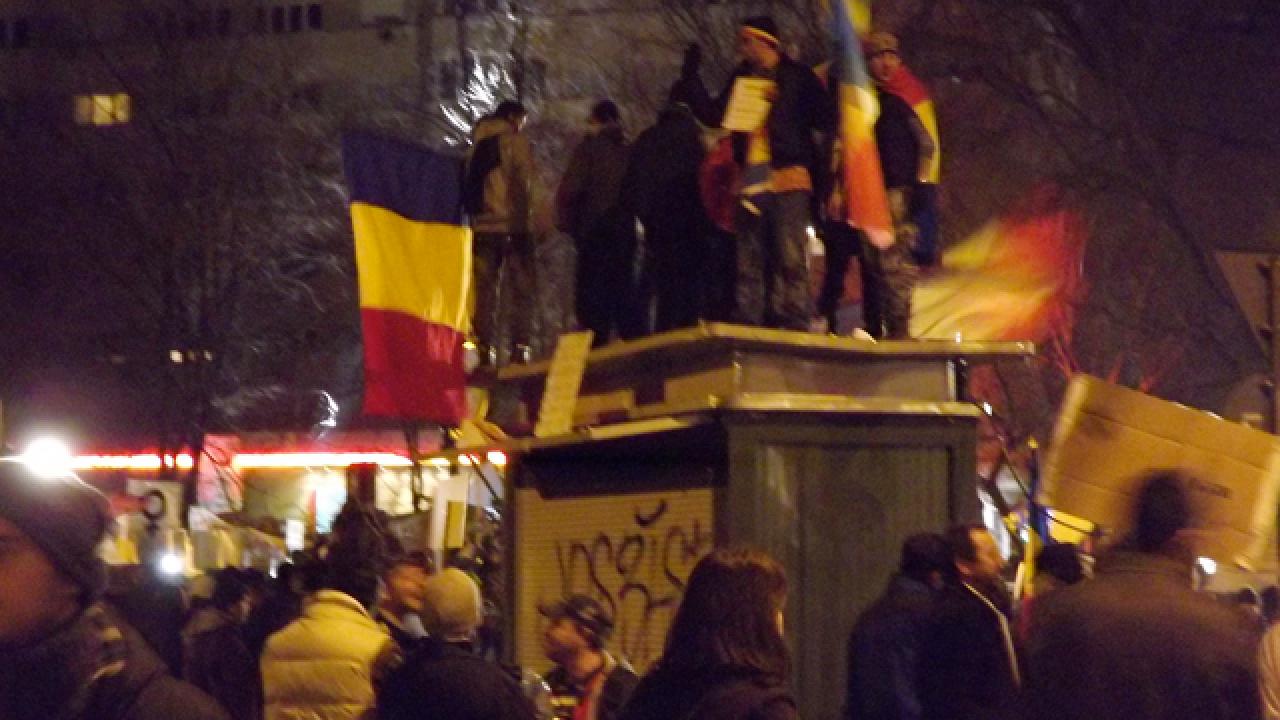 Rumänska protester mot regeringen på gatorna i Bukarest. Arkivbild.