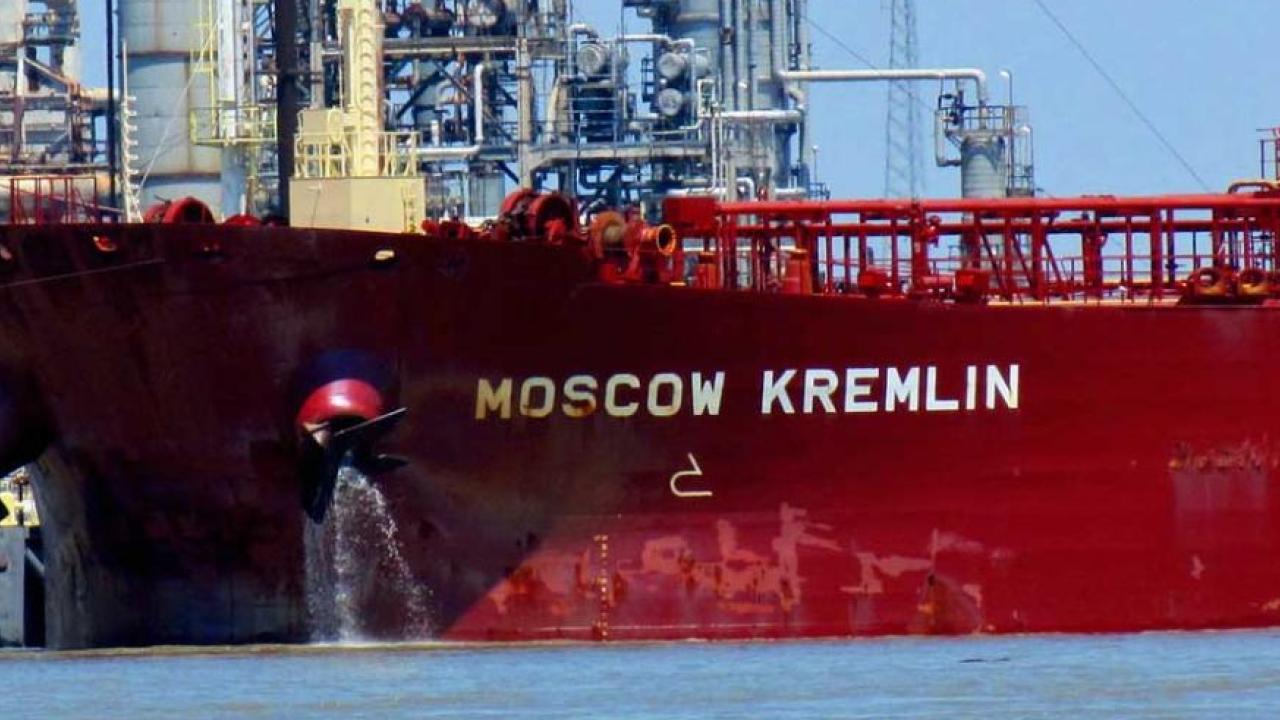 Handeln mellan Ryssland och EU har minskat kraftigt, nästan halverad.