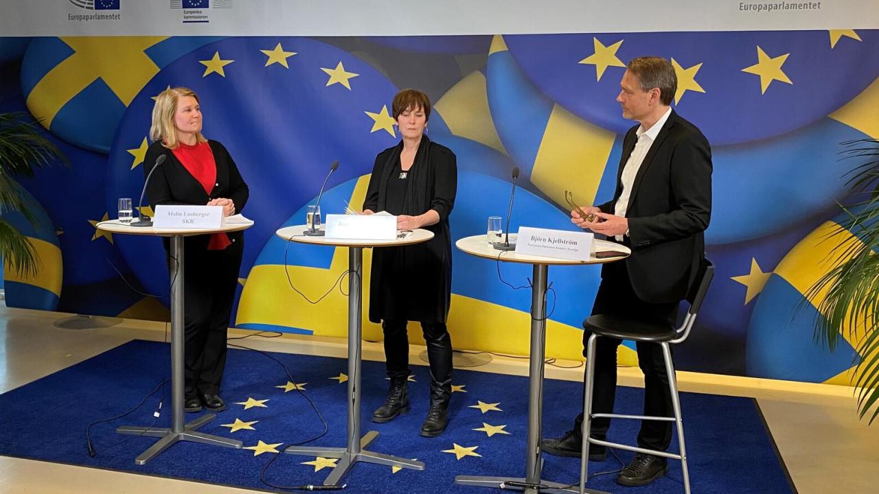 Malin Looberger, EU-samordnare, och Jeanette Grenfors, arbetsrättsjurist och expert på SKR samtalar om SKR:s EU-prioriteringar med Björn Kjällström på Europaparlamentets kontor i Sverige.