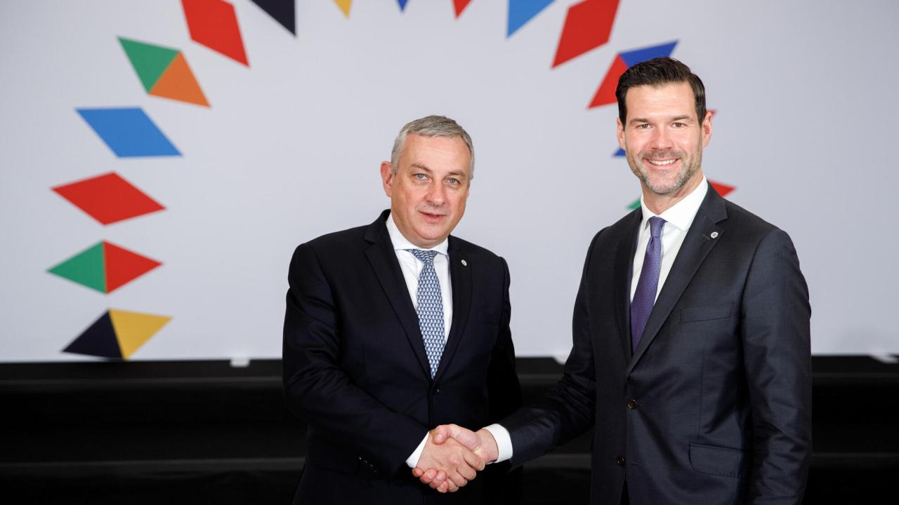 Jozef Síkela, Tjeckiens industri- och handelsminister, skakar hand med Sveriges handelsminister Johan Forssell (M) på ministermötet i Prag 31 oktober 2022. 