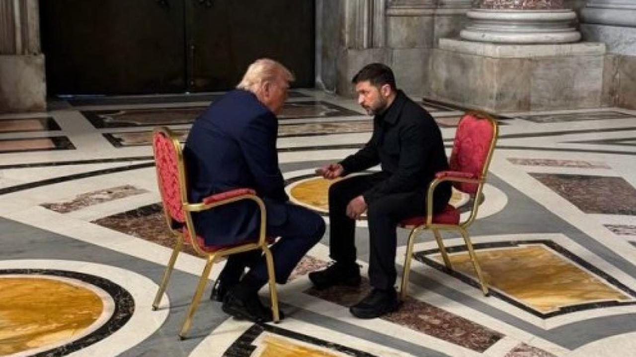 Ukrainas president Volodymyr Zelenskyy och USA:s president Donald Trump möttes i Vatikanen på lördagen.