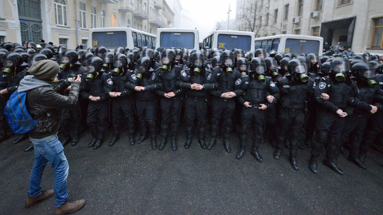 Kravallpolis i Kiev, Ukraina. Arrivbild.