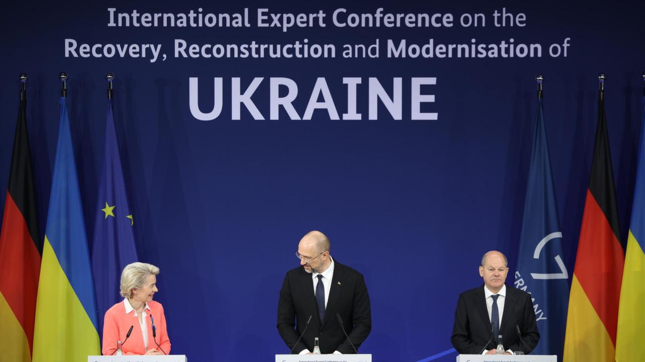 EU-kommissionens ordförande Ursula von der Leyen, Ukrainas premiärminister Denys Shmyhal, och Tysklands förbundskansler Olaf Scholz på den internationella expertkonferensen i Berlin. 