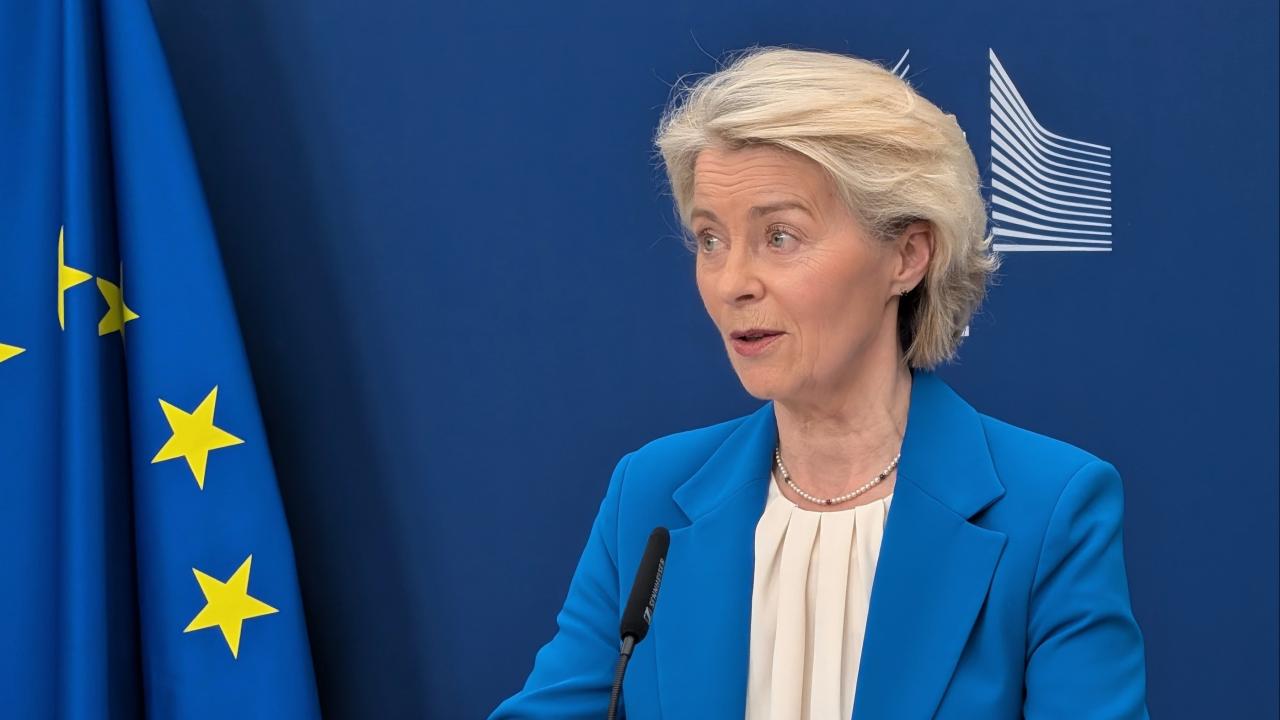 EU-kommissionens ordförande Ursula von der Leyen i EU-kommissionens pressrum.