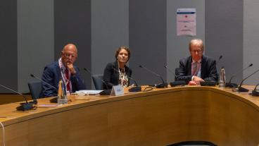 Till vänster EU-minister Hans Dahlgren, i mitten hans statssekreterare Paula Carvalho Olovsson och till höger Sveriges EU-ambassadör Lars Danielsson. Arkivbild.