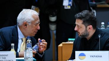 Europeiska rådets ordförande António Costa och Ukrainas president Volodymyr Zelenskyj i samtal under EU-toppmötet. 