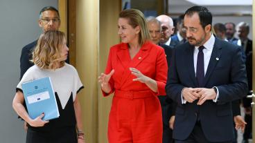 Italiens premiärminister Giorgia Meloni, Danmarks statsminister Mette Frederiksen och Cyperns president Nikos Christodoulides i samtal på EU-toppmötet i Bryssel.