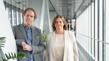 Europaparlamentarikerna Pär Holmgren (MP) och Isabella Lövin (MP) kritiserar Moderaternas ledande EU-politiker Tomas Tobé för att söka stöd hos högerextrema i stället för hos den politiska mitten. 