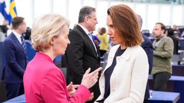 EU-kommissionens ordförande Ursula von der Leyen i samspråk med liberala RE-gruppens ledare, fransyskan Valérie Hayer. Arkivbild.