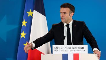 Frankrikes president Emmanuel Macron står på sig i budskapet att EU-länderna kan behöva skicka trupper till Ukraina.