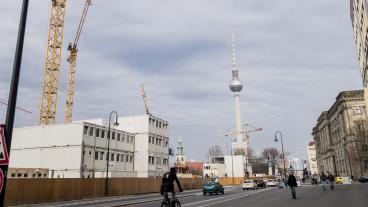 Byggnadskranar kring TV-tornet i gamla Östberlin. 