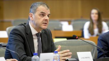 Liberalernas Jasenko Selimovic talar i EU-parlamentet. Arkivbild.