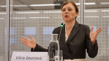 EU-kommissionär Věra Jourová på Stockholmsbesök för att presentera ett förslag till europeisk pressfrihetslag.