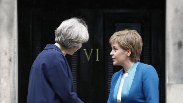 Storbritanniens premiärminister Theresa May träffar Skottlands förstaminister Nicola Sturgeon. Arkivbild.