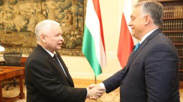 Jarosław Kaczyński, ledare för polska regeringspartiet, tar i hand med Viktor Orbán, Ungerns premiärminister. Arkivbild.
