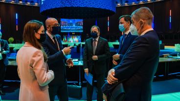 Statsminister Stefan Löfven (S) i samtal med kollegor under EU:s sociala toppmöte i Porto. 