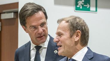 Nederländernas premiärminister Mark Rutte i samspråk med Europeiska rådets ordförande Donald Tusk. Arkivbild.