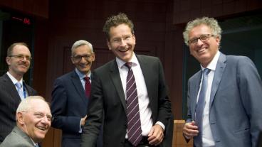 I mitten eurogruppens ordförande Jeroen Dijsselbloem under tisdagens möte.