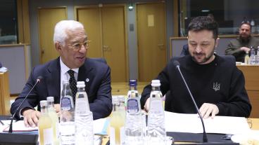 Ukrainas president Volodymyr Zelenskyj försökte, trots sitt svårt krigshärjade land och försenade eller uteblivna vapenleveranser, hålla god min i den internationella politiken. Zelenskyj talade vid 2024 års sista EU-toppmöte, här tillsammans med ordföranden António Costa. 