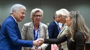 Sveriges nya EU-minister Jessica Rosencrantz till höger skakar hand med EU-kommissionär Didier Reynders som precis fått den svensk-finska skrivelsen om skärpta rättsstatsvillkor för EU-bidrag. I mitten står en nöjd Mikaela Kumlin Granit, Sveriges EU-ambassadör.