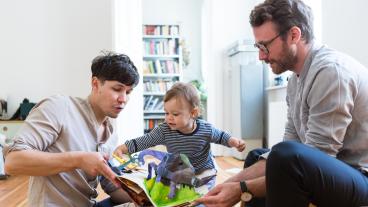 Barn riskerar att hamna i kläm när föräldraskap i samkönade par inte erkänns i alla EU-länder. 