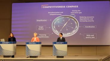 EU-kommissionens ordförande Ursula von der Leyen (mitten) lovar att de närmaste två åren lägga fram 47 olika förslag för att EU åter ska bli konkurrenskraftigt jämfört med USA och Kina.