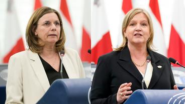 EU-parlamentariker Isabella Lövin (MP) och Karin Karlsbro (L).