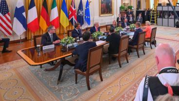 Europeisk-amerikansk toppmöte i Vita huset, 18 augusti 2025. Vid bordets bortre del från vänster: Storbritanniens Keir Starmer, Frankrikes Emmanuel Macron, USA:s Donald Trump, Italiens Giorgia Meloni, Tysklands Friedrich Merz. Med ryggen i bild från vänster: Natos Mark Rutte, Ukrainas Zelenskyj, Finlands Stubb och EU-kommissionens von der Leyen.