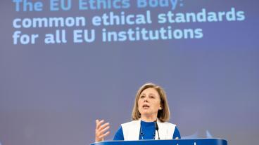 Vera Jourová på ett podium