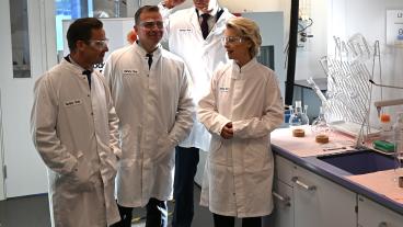 Statsministrar Ulf Kristersson, Petteri Orpo och EU-kommissionens ordförande Ursula von der Leyen besöker Stora Enso i Nacka.