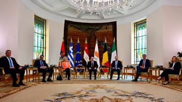 Från vänster till höger: Österrikes Karl Nehammer, Greklands Kyriákos Mitsotákis, Ursula von der Leyen, Abd al-Fattah al-Sisi, Cyperns Níkos Christodoulídis, Belgiens Alexander De Croo och Italiens Giorgia Meloni.