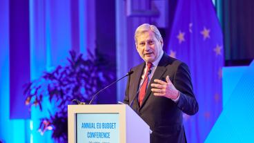 EU:s budgetkommissionär efterlyser nya inkomstkällor till budgeten och större möjlighet att flytta om poster för att möta nya utmaningar. 