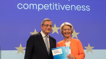 Mario Draghi lämnar över sin konkurrenskraftrapport till EU-kommissionens ordförande Ursula von der Leyen.